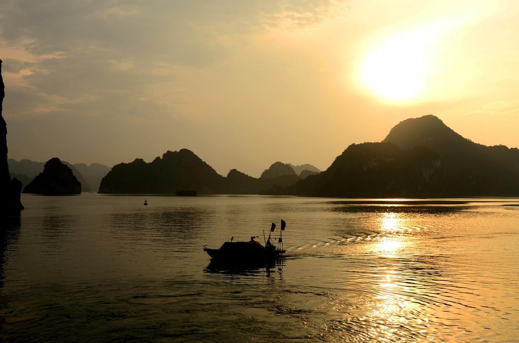 Margaret Cruises Hotel Ha Long Buitenkant foto